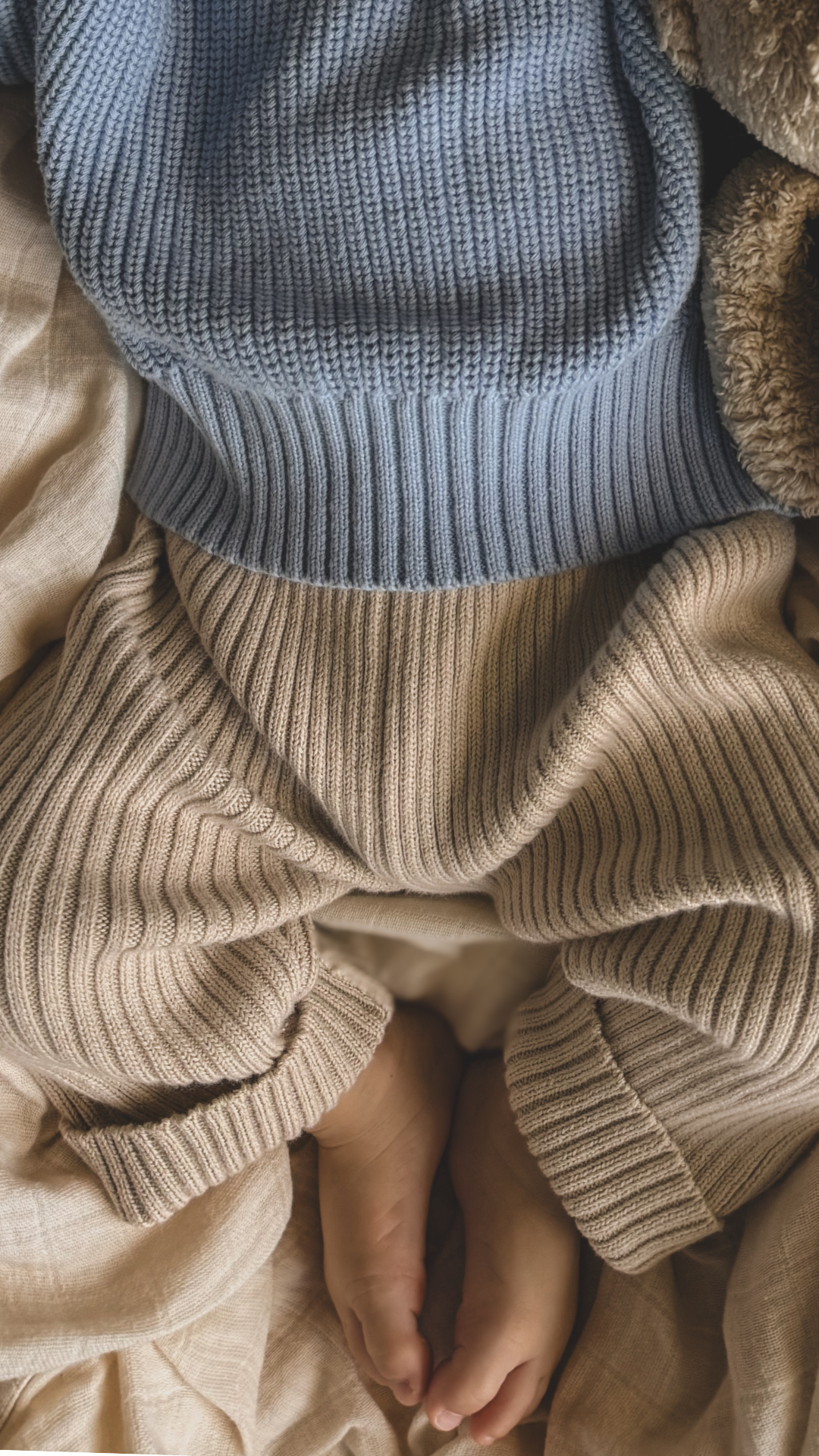 Kuschelige Chunky Knit Babyhose in Mandelbeige aus 100% Bio-Baumwolle, elastischer Bund für optimalen Komfort.