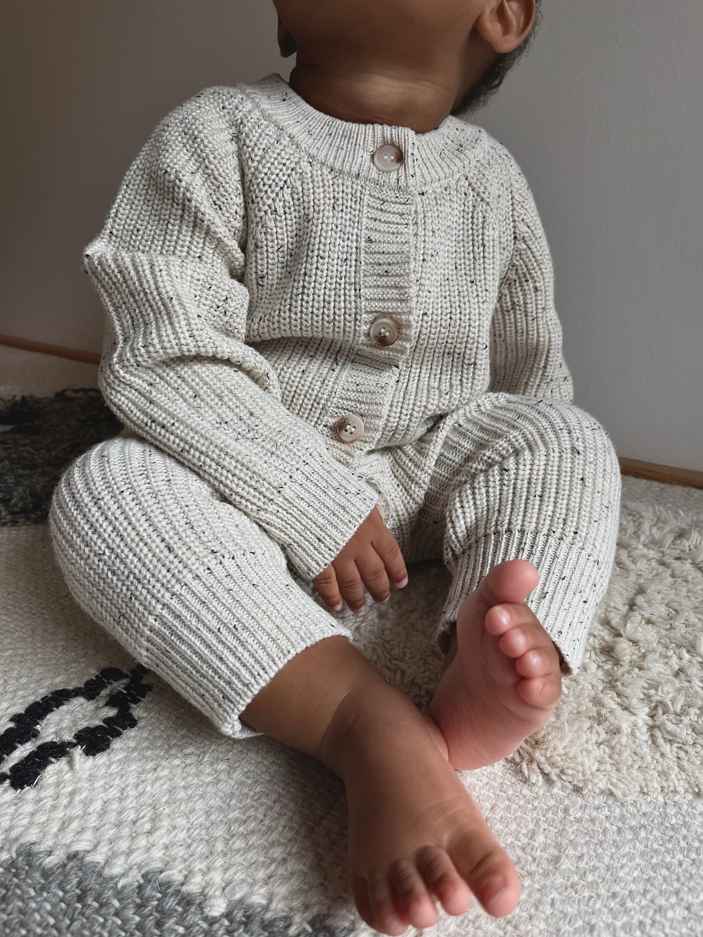 Kuscheliger Chunky Knit Strampler in Sand Dots, aus 100% Bio-Baumwolle, weiche und atmungsaktive Babybekleidung baby